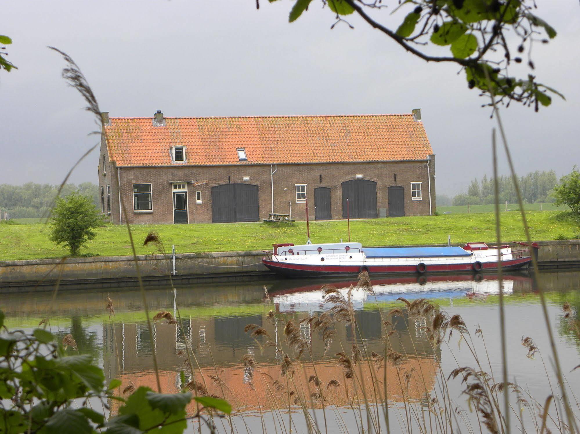 De Brabantse Biesbosch Hotell Werkendam Exteriör bild